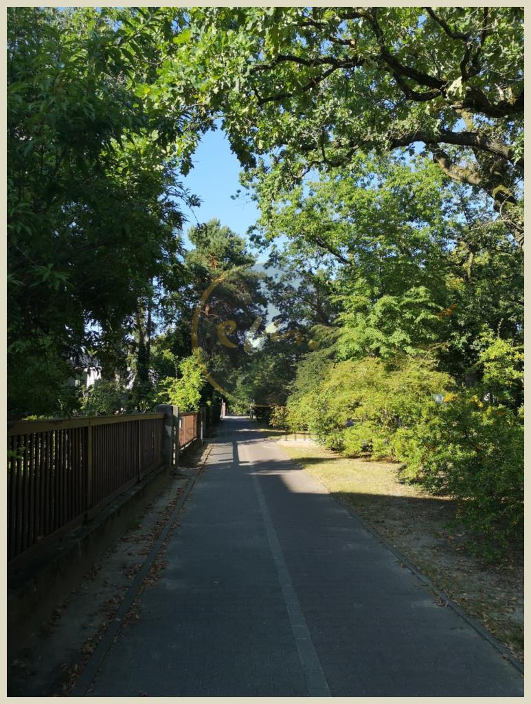 Gehweg vor dem Gebäude