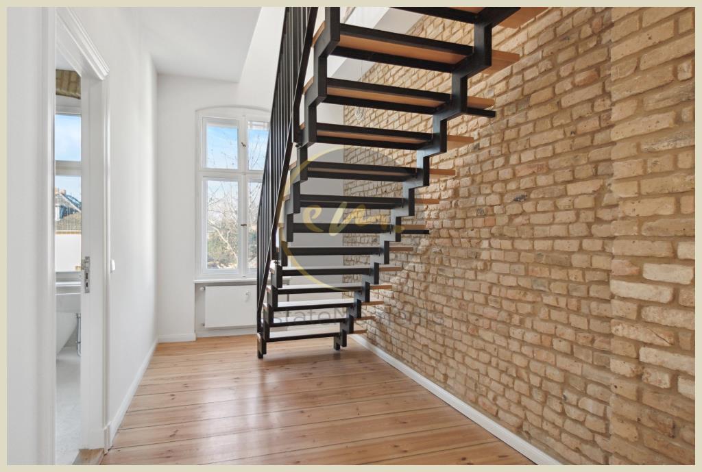 Flur und Treppenaufgang (OG)