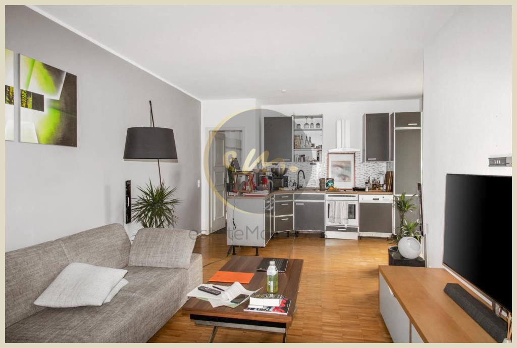 Berlin - Nähe Mediaspree: Helle und moderne 2-Zimmer-Altbauwohnung mit Westbalkon (Berlin-Friedrichshain)
