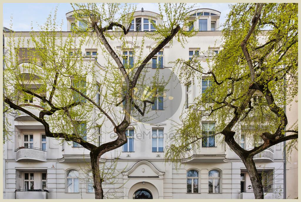 Berlin - Absolut zentral und ruhig gelegen: Toller Altbau, sonnige Ausrichtung mit Balkon und Aufzug...