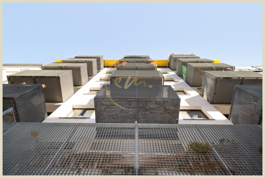 Berlin - Bezugsfrei, Balkon, Aufzug, Küche vorhanden: Helle 1,5 Zimmer in ruhiger Lage