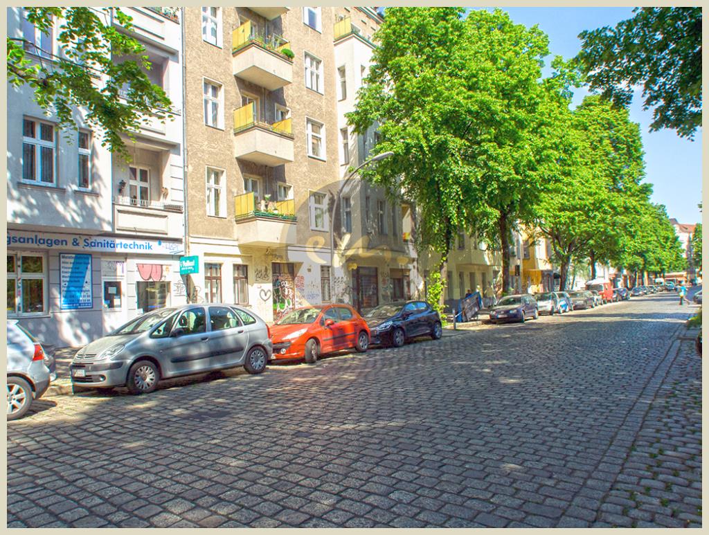 Berlin - Reuterkiez: Altbau-Mehrfamilienhaus in attraktiver Lage mit Entwicklungspotential